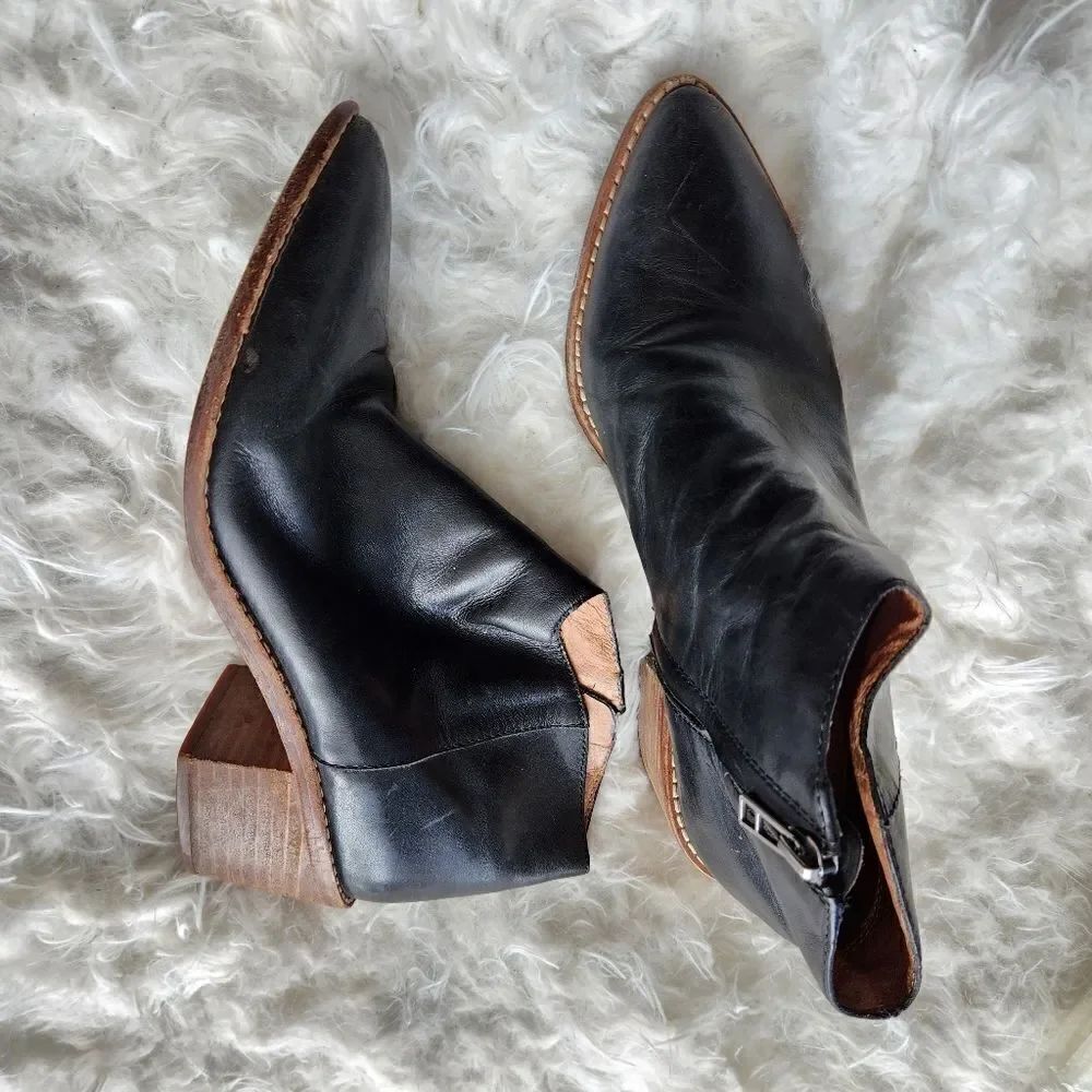 Madewell western style black ankle bootie